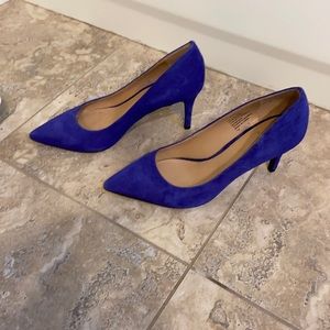 Suede pump